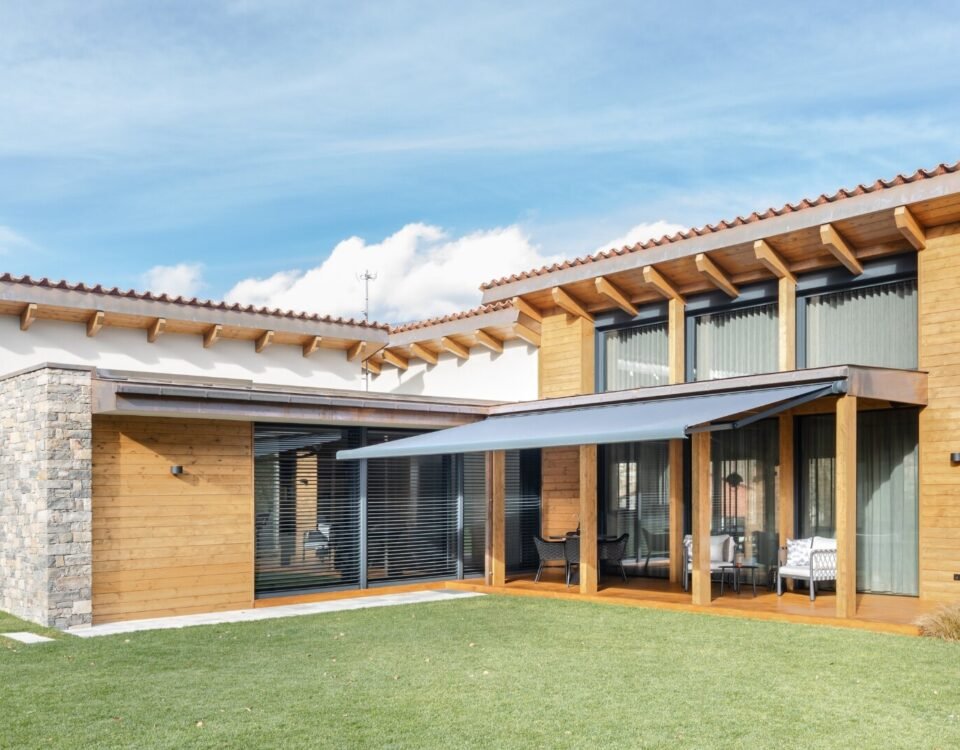Toldo sobre la terraza de una casa unifamiliar, Tendals Caballol