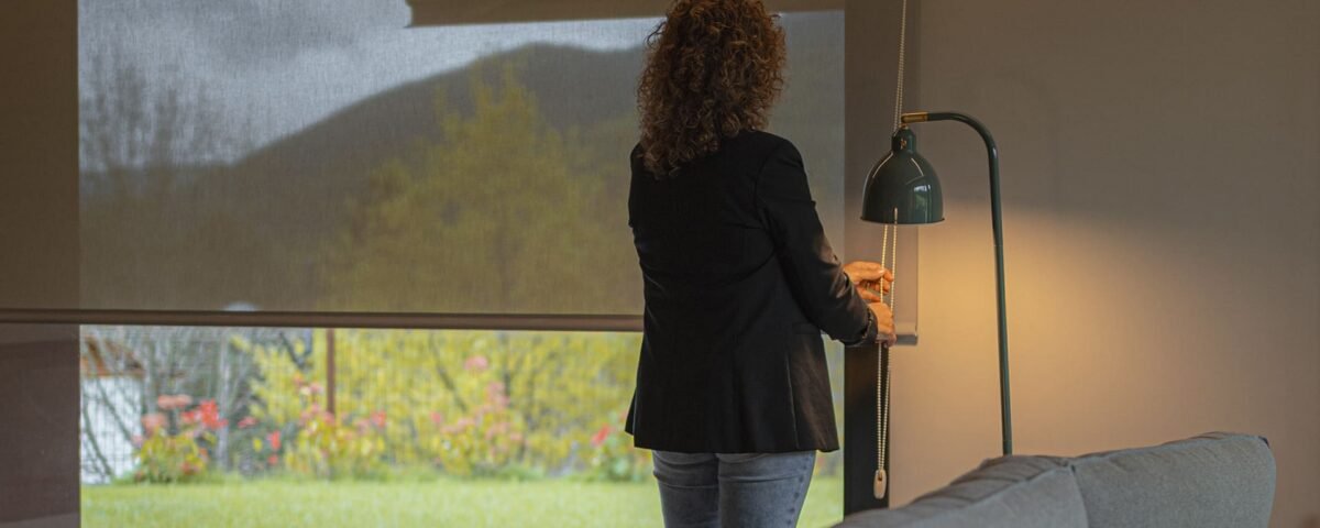 Sistema tèxtil enrotllable instal·lat a un saló per controlar l'entrada de llum