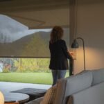 Sistema tèxtil enrotllable instal·lat a un saló per controlar l'entrada de llum