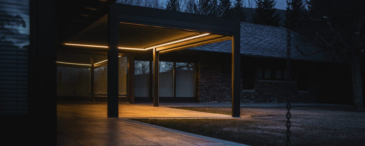 Pérgola bioclimática de aluminio con iluminación integrada en una terraza exterior
