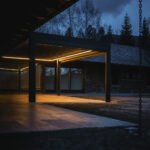 Pérgola bioclimática de aluminio con iluminación integrada en una terraza exterior