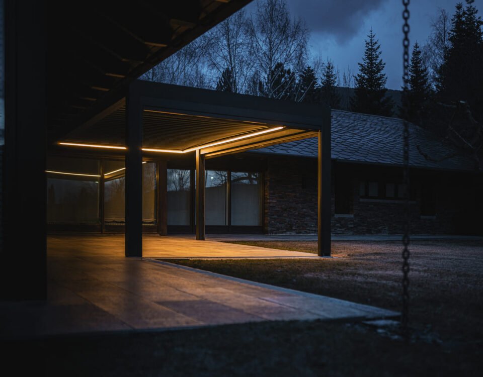 Pérgola bioclimática de aluminio con iluminación integrada en una terraza exterior