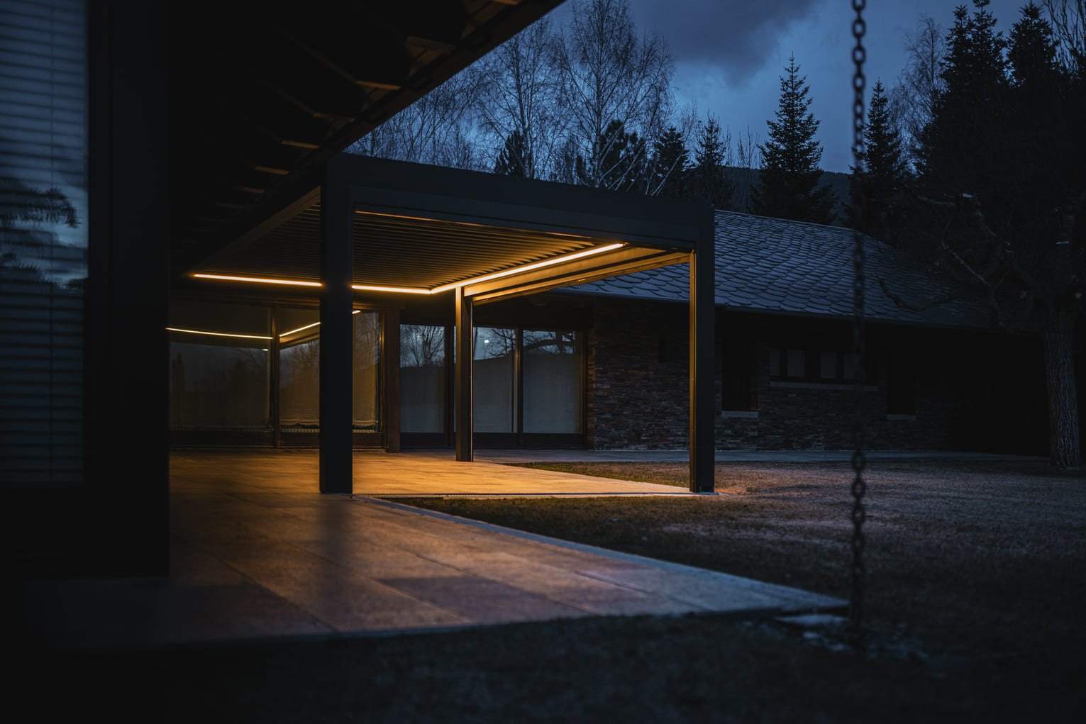 Pèrgola bioclimàtica amb il·luminació integrada Pèrgola bioclimàtica d'alumini amb il·luminació integrada a una terrassa exterior