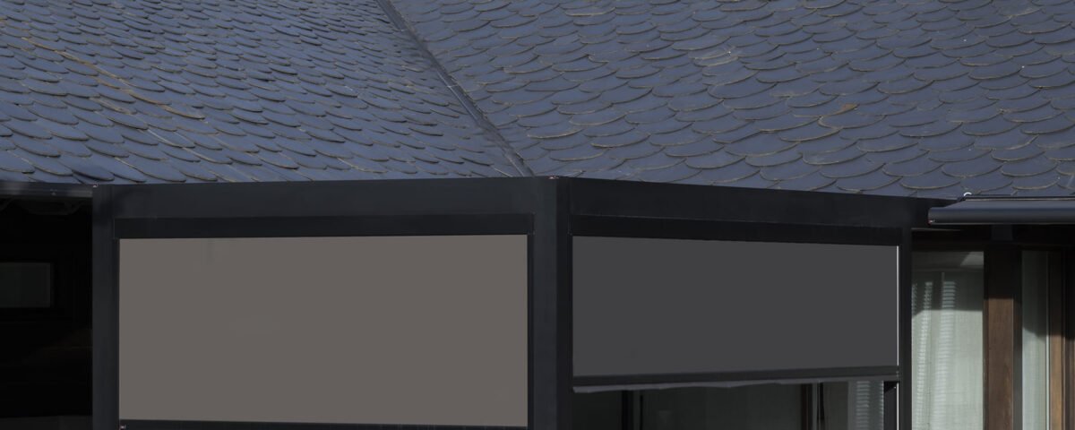 Sistemes enrotllables verticals instal·lats en una estructura exterior