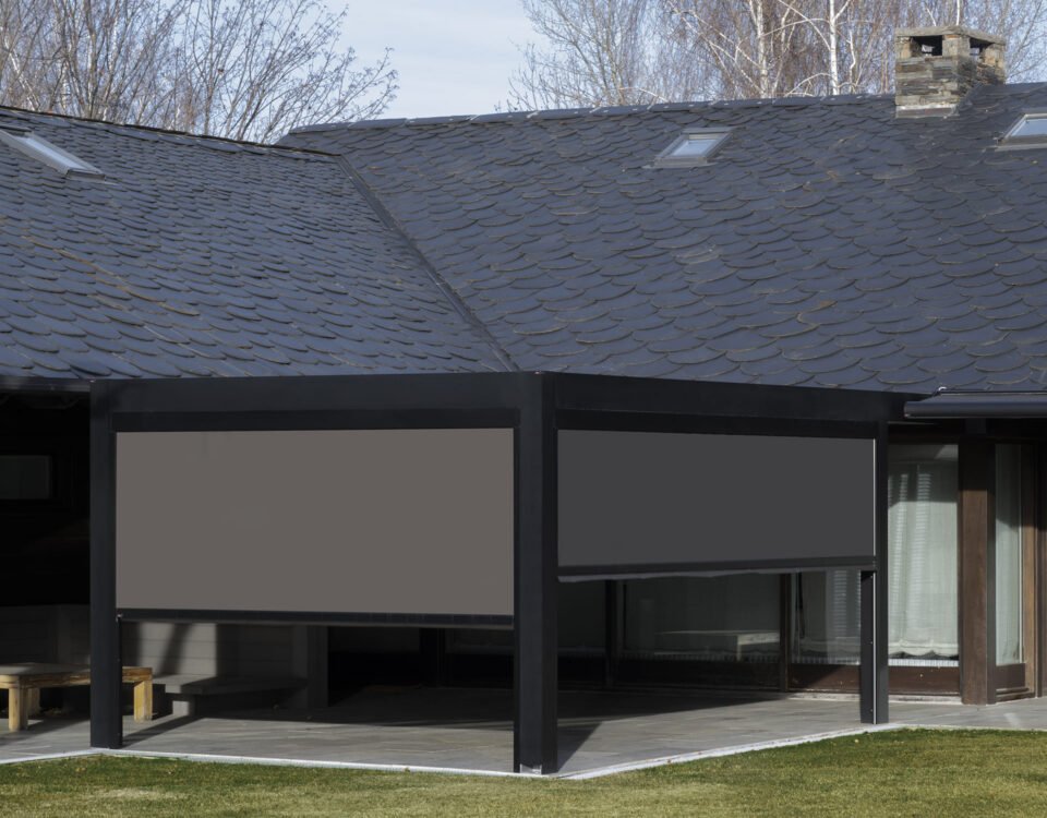 Sistemes enrotllables verticals instal·lats en una estructura exterior