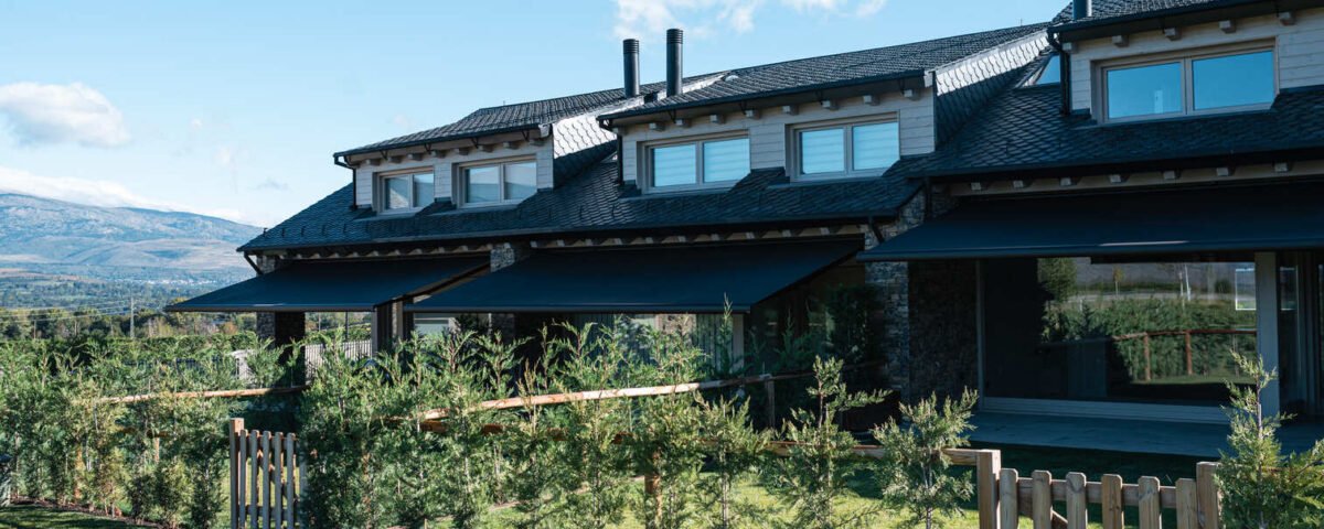 Vivienda con varios toldos exteriores para proteger ventanas y terraza del sol