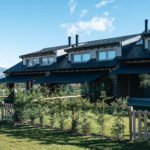 Vivienda con varios toldos exteriores para proteger ventanas y terraza del sol